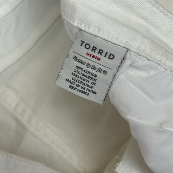 NWT Torrid White Denim Mid Rise Frayed Hem Embroidered 3.5” Shorts Size 20 - Picture 3 of 10